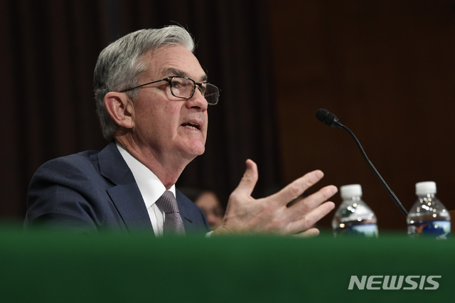[워싱턴=AP/뉴시스]제롬 파월 미 연방준비제도 의장이 12일(현지시간) 상원 은행위원회에 출석해 증언하고 있다. 파월 의장은 11년째 접어든 사상 최장의 미국 경제 확대 국면이 계속 이어질 것으로 거듭 확인했다. 2020.02.13.