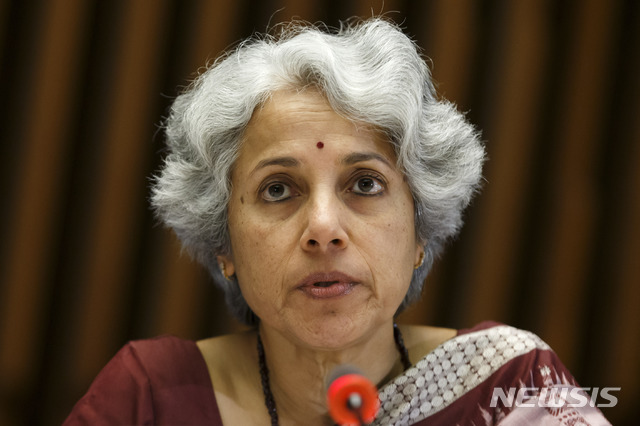 [제네바=AP/뉴시스] 세계보건기구(WHO) 숨야 스와미나탄 수석 과학자가 18일(현지시간) 화상 기자회견에서 "올해 말께 1, 2개 신종 코로나바이러스 감염증(코로나19) 백신이 개발될 수 있다"고 밝혔다. 지난 12일 그가 기자회견 중인 모습. 2020.06.19