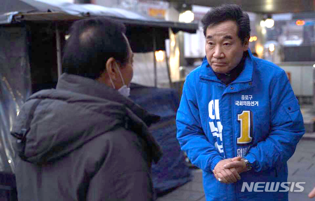 [서울=뉴시스]김근현 기자 = 제21대 총선 종로 더불어민주당 예비후보인 이낙연 전 국무총리가 13일 오전 서을 종로구 동대문역에서 시민들에게 아침인사를 하고 있다. (사진=이낙연 종로 더불어민주당 예비후보 페이스북 캡처) 2020.02.13. photo@newsis.com