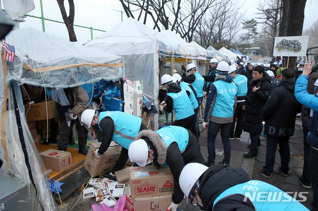 [서울=뉴시스]김근현 기자 = 종로구 관계자들이 13일 오전 서울 종로구 효자로 사랑채 주변에 설치된 집회 천막 총 13개동에 대한 행정대집행을 하고 있다. (사진=종로구 제공) 2020.02.13.photo@newsis.com