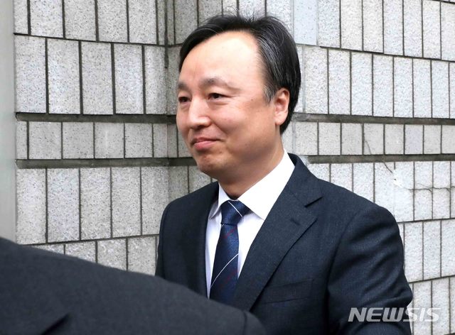 [서울=뉴시스]김선웅 기자 = 양승태 사법부 시절 검찰 수사자료를 법원행정처에 누출한 혐의로 법정에 선 조의연 전 영장전담 부장판사가 13일 오전 서울 서초구 서울중앙지방법원에서 열린 1심 선고공판에서 무죄를 선고받은 후 법정을 나서고 있다. 2020.02.13.&nbsp; photo@newsis.com 