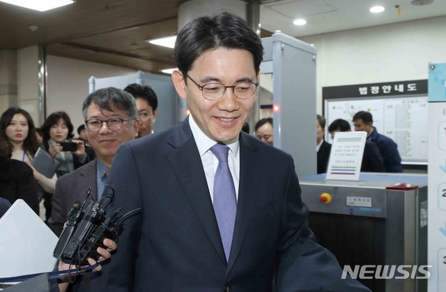 [서울=뉴시스]김선웅 기자 = 양승태 사법부 시절 검찰 수사자료를 법원행정처에 누출한 혐의로 법정에 선 성창호 영장전담 부장판사가 13일 오전 서울 서초구 서울중앙지방법원에서 열린 1심 선고 공판에서 무죄를 선고받은 후 법정을 나서고 있다. 2020.02.13.&nbsp; photo@newsis.com