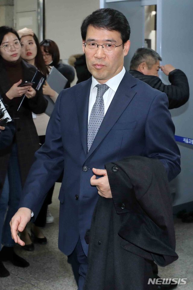 [서울=뉴시스]김선웅 기자 = 양승태 사법부 시절 검찰 수사자료를 법원행정처에 누출한 혐의로 법정에 선 신광렬 전 서울중앙지법 형사수석부장판사가 13일 오전 서울 서초구 서울중앙지방법원에서 열린 1심 선고공판에서 무죄를 선고받은 후 법정을 나서고 있다. 2020.02.13.&nbsp; photo@newsis.com