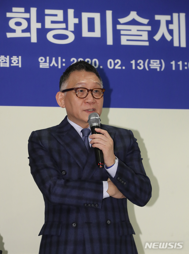 [서울=뉴시스] 조수정 기자 = 한국화랑협회 2020 화랑미술제 기자간담회가 열린 13일 오전 서울 중구 정동 달개비에서 웅갤러리 대표인 최웅철 협회장이 인사말 하고 있다. 2020.02.13. chocrystal@newsis.com