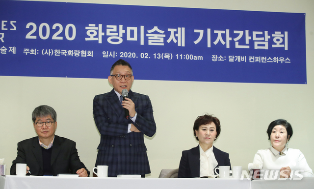 [서울=뉴시스] 조수정 기자 = 한국화랑협회 2020 화랑미술제 기자간담회가 열린 13일 오전 서울 중구 정동 달개비에서 웅갤러리 대표인 최웅철 협회장이 인사말 하고 있다. 왼쪽부터 윤용철 부회장(윤갤러리 대표), 최 회장, 이정희 홍보이사(이정갤러리 대표), 김정숙 홍보이사(두루아트스페이스 대표). 2020.02.13. chocrystal@newsis.com