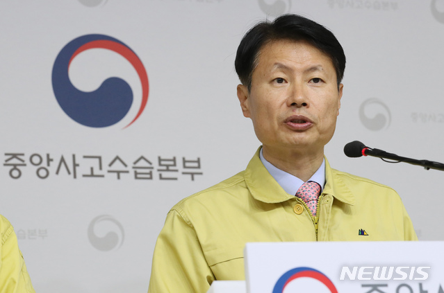 [세종=뉴시스]강종민 기자 = 김강립 중앙사고수습본부 부본부장이 13일 오전 정부세종청사에서 신종 코로나바이러스 감염증(코로나19) 대응 현황과 3차 우한 국민 입소 진행 상황 등을 브리핑 하고 있다. 2020.02.13.&nbsp; ppkjm@newsis.com