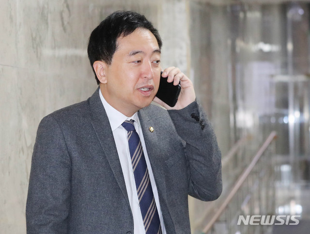 [서울=뉴시스] 장세영 기자 = 금태섭 더불어민주당 의원이 13일 서울 여의도 국회에서 열린 노태악 대법관 후보자 임명동의에 관한 인사청문특별위원회 전체회의에 앞서 통화하고 있다. 2020.02.13.&nbsp; photothink@newsis.com