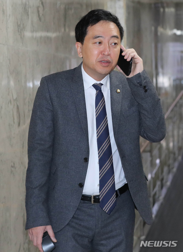 [서울=뉴시스] 장세영 기자 = 금태섭 더불어민주당 의원이 13일 서울 여의도 국회에서 열린 노태악 대법관 후보자 임명동의에 관한 인사청문특별위원회 전체회의에 앞서 통화하고 있다. 2020.02.13.&nbsp; photothink@newsis.com