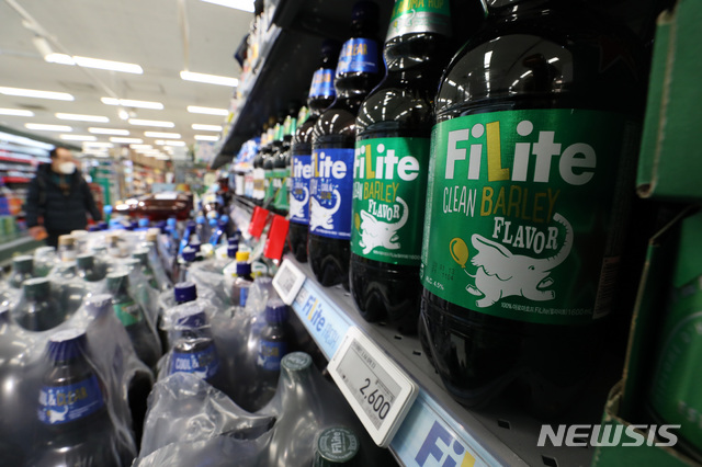[서울=뉴시스]맥주 필라이트가 서울 시내 대형마트에 전시돼 있다. (사진=뉴시스DB). 2020.02.13. photo@newsis.com
