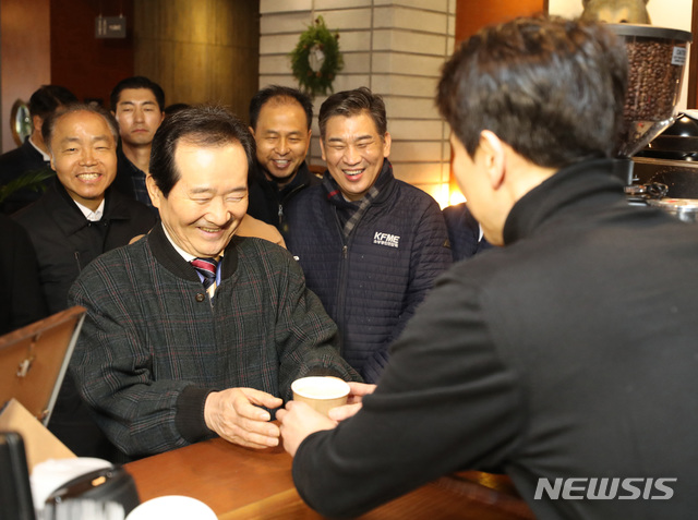 [서울=뉴시스] 전진환 기자 = 정세균 국무총리가 13일 오전 신종 코로나바이러스 감염증(코로나19) 여파로 어려움을 겪는 서울 서대문구 신촌을 찾아 한 커피숍에서 주문한 커피를 받고 있다. 2020.02.13.&nbsp;&nbsp;&nbsp;&nbsp;&nbsp;&nbsp;&nbsp;&nbsp;&nbsp;&nbsp;&nbsp; amin2@newsis.com