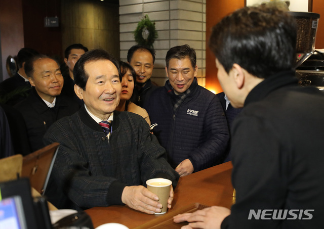 [서울=뉴시스] 전진환 기자 = 정세균 국무총리가 13일 오전 신종 코로나바이러스 감염증(코로나19) 여파로 어려움을 겪는 서울 서대문구 신촌을 찾아 한 커피숍에서 현장 애로사항을 청취하고 있다. 2020.02.13.&nbsp;&nbsp;&nbsp;&nbsp;&nbsp; amin2@newsis.com
