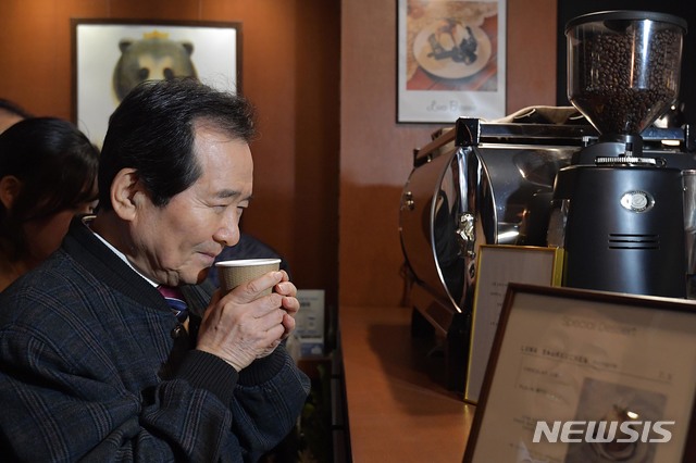 [서울=뉴시스] 전진환 기자 = 정세균 국무총리가 13일 오전 신종 코로나바이러스 감염증(코로나19) 여파로 어려움을 겪는 서울 서대문구 신촌을 찾아 한 커피숍에서 주문한 커피를 받고 있다. 2020.02.13.&nbsp;&nbsp;&nbsp;&nbsp;&nbsp;&nbsp;&nbsp;&nbsp;&nbsp;&nbsp;&nbsp; photo@newsis.com