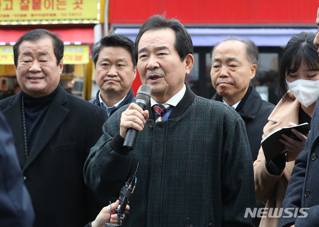 [서울=뉴시스] 전진환 기자 = 정세균 국무총리가 13일 오전 신종 코로나바이러스 감염증(코로나19) 여파로 어려움을 겪는 서울 서대문구 신촌을 찾아 인사말을 하고 있다. 2020.02.13.&nbsp;&nbsp;&nbsp;&nbsp;&nbsp;&nbsp;&nbsp;&nbsp;&nbsp;&nbsp;&nbsp; photo@newsis.com