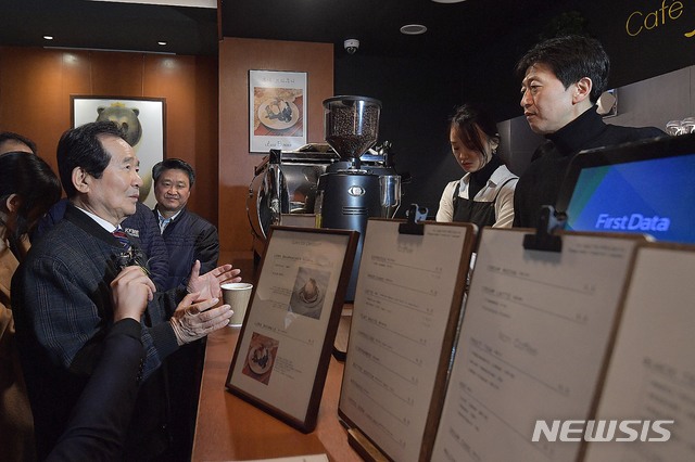 [서울=뉴시스] 전진환 기자 = 정세균 국무총리가 13일 오전 신종 코로나바이러스 감염증(코로나19) 여파로 어려움을 겪는 서울 서대문구 신촌을 찾아 한 커피숍에서 소상공인들의 애로사항을 청취하고 있다. 2020.02.13.&nbsp;&nbsp;&nbsp;&nbsp;&nbsp;&nbsp;&nbsp;&nbsp;&nbsp;&nbsp;&nbsp; photo@newsis.com