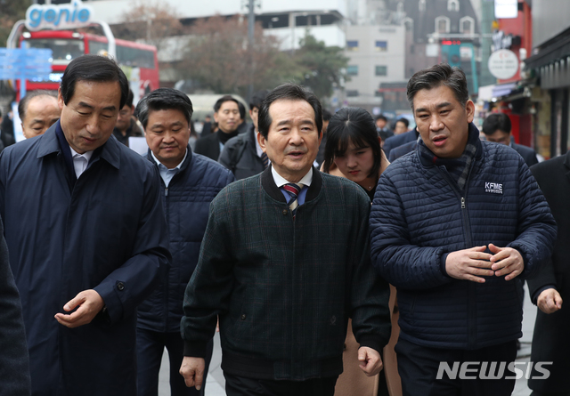 [서울=뉴시스] 전진환 기자 = 정세균 국무총리가 13일 오전 신종 코로나바이러스 감염증(코로나19) 여파로 어려움을 겪는 서울 서대문구 신촌을 찾아 상점들을 동라보고 있다. 2020.02.13.&nbsp;&nbsp;&nbsp;&nbsp;&nbsp; photo@newsis.com