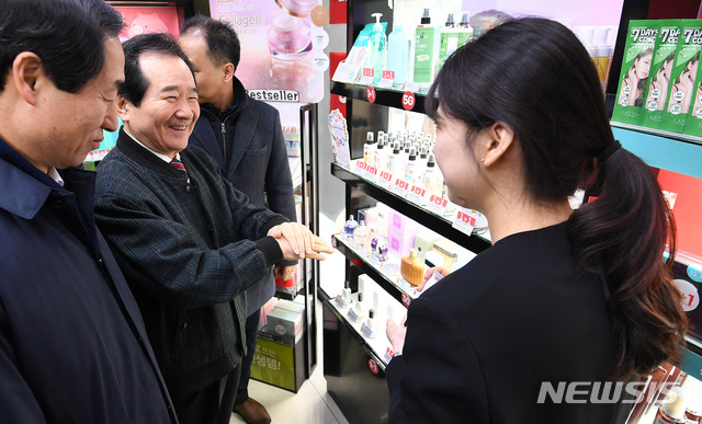 [서울=뉴시스] 전진환 기자 = 정세균 국무총리가 13일 오전 신종 코로나바이러스 감염증(코로나19) 여파로 어려움을 겪는 서울 서대문구 신촌을 찾아 한 상점에서 샘플 핸드크림을 바르고 있다. 2020.02.13.&nbsp;&nbsp;&nbsp;&nbsp;&nbsp;&nbsp; photo@newsis.com 