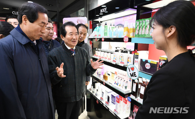 [서울=뉴시스] 전진환 기자 = 정세균 국무총리가 13일 오전 신종 코로나바이러스 감염증(코로나19) 여파로 어려움을 겪는 서울 서대문구 신촌을 찾아 한 상점에서 소상공인들의 애로사항을 청취하고 있다. 2020.02.13.&nbsp;&nbsp;&nbsp;&nbsp;&nbsp;&nbsp;&nbsp;&nbsp;&nbsp;&nbsp;&nbsp; photo@newsis.com