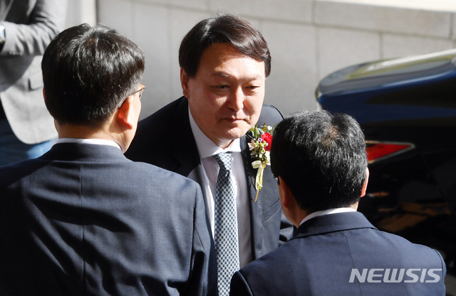 [부산=뉴시스] 하경민 기자 = 윤석열 검찰총장이 일선 검사들과 간담회를 갖기 위해 13일 오후 부산 연제구 부산고검·지검을 방문, 간부들과 인사하고 있다. 2020.02.13.&nbsp; yulnetphoto@newsis.com