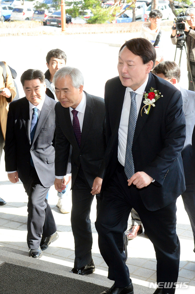 [부산=뉴시스] 하경민 기자 = 윤석열 검찰총장이 일선 검사들과 간담회를 갖기 위해 13일 오후 부산 연제구 부산고검·지검을 방문, 간부들과 인사한 이후 청사로 들어가고 있다. 2020.02.13. yulnetphoto@newsis.com