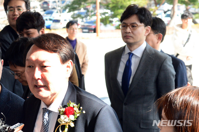 [부산=뉴시스] 하경민 기자 = 윤석열 검찰총장이 일선 검사들과 간담회를 갖기 위해 13일 오후 부산 연제구 부산고검·지검을 방문해 소감을 밝히고 있는 가운데 한동훈 부산고검 차장검사가 뒤따르고 있다. 2020.02.13.&nbsp; yulnetphoto@newsis.com