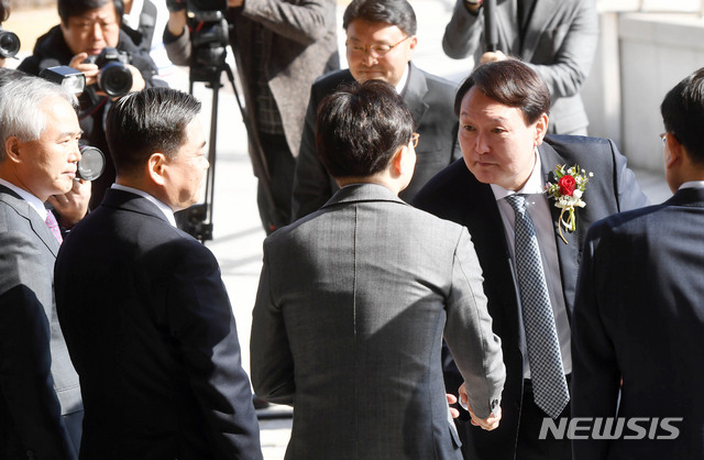 [부산=뉴시스] 하경민 기자 = 윤석열 검찰총장이 일선 검사들과 간담회를 갖기 위해 지난 13일 오후 부산 연제구 부산고검·지검을 방문, 간부들과 인사하고 있다. 2020.02.13. yulnetphoto@newsis.com