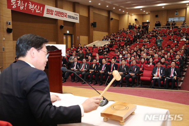 [서울=뉴시스] 김진아 기자 = 자유한국당 전국위원회 의장으로 선출된 정우택 의원이 13일 서울 여의도 국회 의원회관에서 열린 전국위원회에서 의사봉을 두드리고 있다. (사진=자유한국당 제공) 2020.02.13.&nbsp; photo@newsis.com