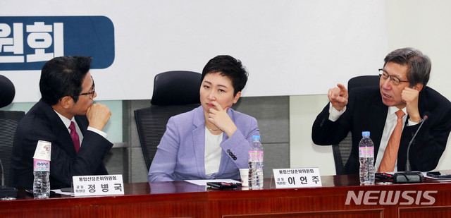[서울=뉴시스] 장세영 기자 = 통합신당준비위원회 정병국(왼쪽부터) 공동위원장, 이언주 공동위원장, 박형준 공동위원장이 13일 서울 여의도 국회 의원회관에서 열린 통합신당 당명과 당헌 강령을 협의하는 회의에 참석해 대화를 나누고 있다. 2020.02.13. photothink@newsis.com