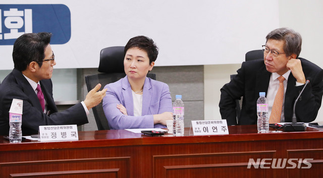 [서울=뉴시스] 장세영 기자 = 통합신당준비위원회 정병국(왼쪽부터) 공동위원장, 이언주 공동위원장, 박형준 공동위원장이 13일 서울 여의도 국회 의원회관에서 열린 통합신당 당명과 당헌 강령을 협의하는 회의에 참석해 대화를 나누고 있다. 2020.02.13.&nbsp; photothink@newsis.com