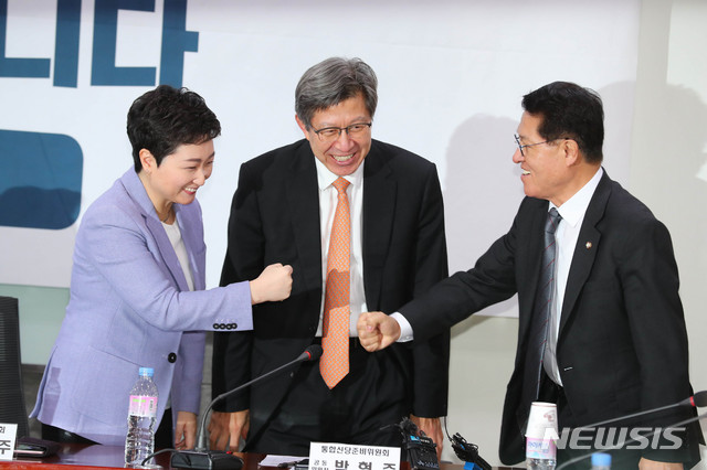 [서울=뉴시스] 장세영 기자 = 통합신당준비위원회 이언주(왼쪽) 공동위원장과 정운천 위원이 13일 서울 여의도 국회 의원회관에서 열린 통합신당 당명과 당헌 강령을 협의하는 회의에 참석해 대화를 나누고 있다. 2020.02.13. photothink@newsis.com