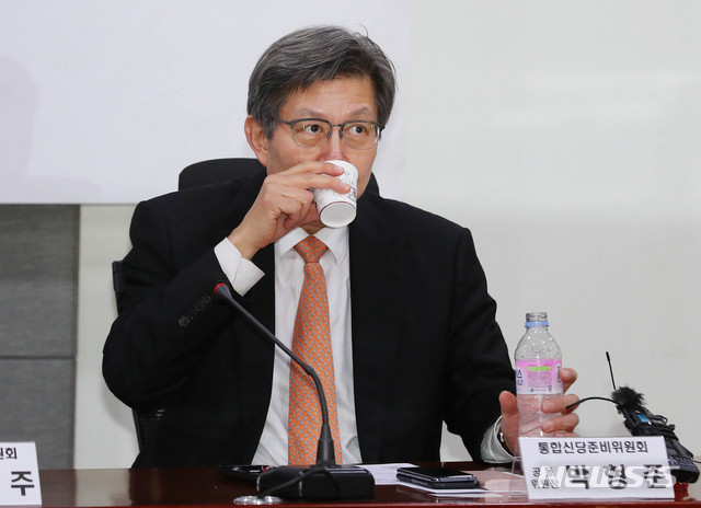 [서울=뉴시스] 장세영 기자 = 박형준 통합신당준비위원회 공동위원장이 13일 서울 여의도 국회 의원회관에서 열린 통합신당 당명과 당헌 강령을 협의하는 회의에 참석해 물을 마시고 있다. 2020.02.13.&nbsp; photothink@newsis.com