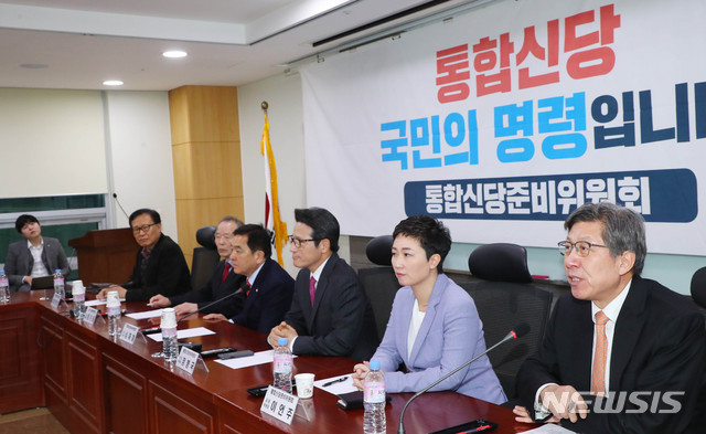 [서울=뉴시스] 장세영 기자 = 박형준(오른쪽) 통합신당준비위원회 공동위원장이 13일 서울 여의도 국회 의원회관에서 열린 통합신당 당명과 당헌 강령을 협의하는 회의에 참석해 발언을 하고 있다. 2020.02.13.&nbsp; photothink@newsis.com