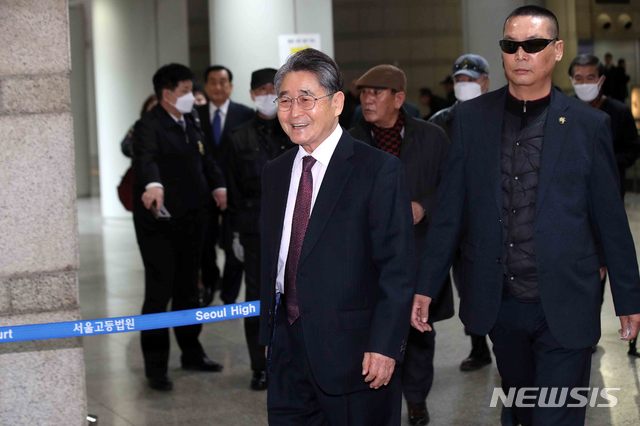 [서울=뉴시스]김선웅 기자 = 5.18 광주민주화운동에 참여한 광주시민들을 북한 특수군이라고 주장해 명예훼손 혐의로 재판에 넘겨진 보수논객 지만원 씨가 13일 오후 서울 서초구 서울중앙지법에서 열린 1심 선고 공판에 출석하고 있다. 2020.02.13.&nbsp; mangusta@newsis.com