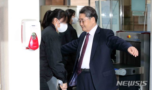 [서울=뉴시스]김선웅 기자 = 5.18 광주민주화운동에 참여한 광주시민들을 북한 특수군이라고 주장해 명예훼손 혐의로 재판에 넘겨진 보수논객 지만원 씨가 13일 오후 서울 서초구 서울중앙지법에서 열린 1심 선고 공판에 출석하고 있다. 2020.02.13. mangusta@newsis.com