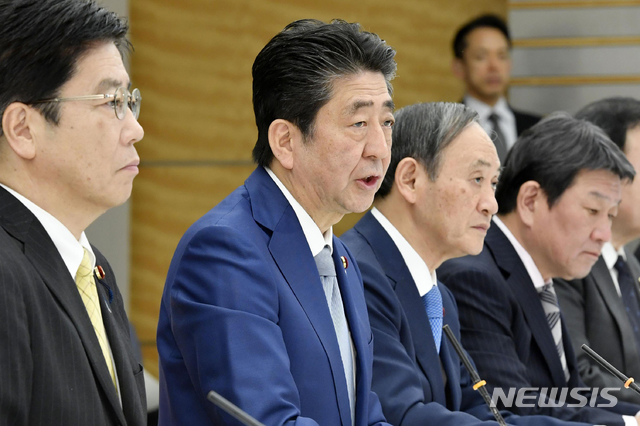 [도쿄=AP/뉴시스]아베 신조 일본 총리가 지난 13일 도쿄 소재 총리 관저에서 신종 코로나바이러스(코로나19) 대책 회를 열고 있다. 2020.02.17.