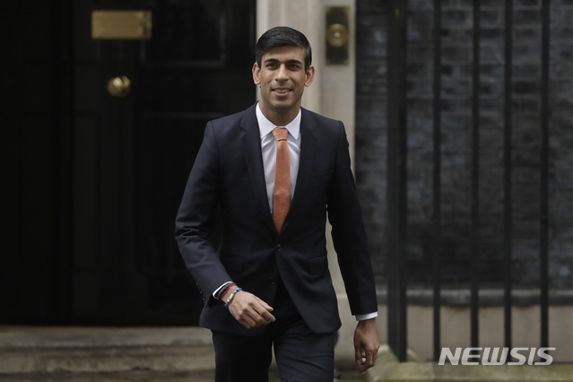 [런던=AP/뉴시스] 리시 수낙 재무장관이 다우닝가 10번지 총리관저를 떠나고 있다. 2020.02.14 