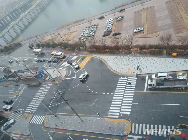 [울산=뉴시스]안정섭 기자 = 울산시가 민·관 협력을 통해 완료한 '성남삼거리 교차로(사진) 개선사업'이 시민들로부터 큰 호응을 얻고 있다. 2020.02.14. (사진=울산시 제공)photo@newsis.com