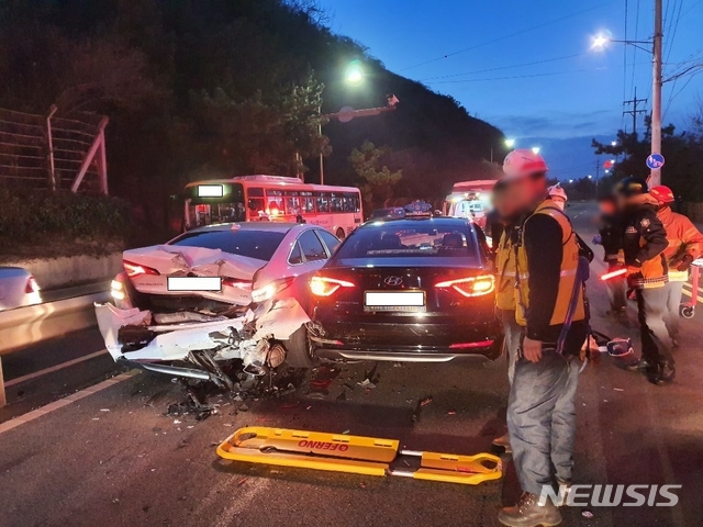 [울산=뉴시스] 박수지 기자 = 14일 오전 6시 39분께 울산시 동구 현대미포조선 동문 앞에서 4중 추돌사고가 발생해 소방당국이 수습하고 있다. 2020.02.14.(사진=울산소방본부 제공) photo@newsis.com