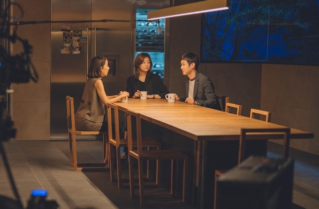 [서울=뉴시스]영화 '기생충' 속 독일 가게나우(Gaggenau)의 'Vario Cooling 400 Series' 냉장고가 등장하는 장면. 