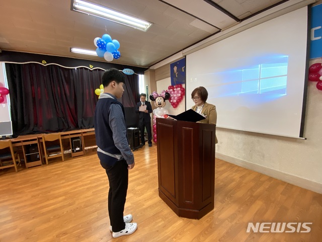 [울산=뉴시스] 구미현 기자 = 14일 오전 울산 북구 연암초등학교 효문분교장에서 마지막 졸업식이 열렸다. 이날 효문분교의 유일한 졸업생이 김영아 교장선생님으로부터 졸업장을 받고 있다. 2020.02.14. (사진=울산시교육청 제공)&nbsp;&nbsp;&nbsp; photo@newsis.com