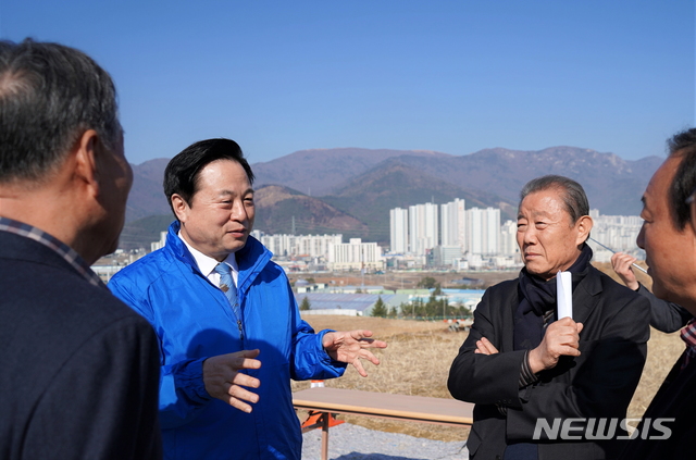 [양산=뉴시스] 안지율 기자 = 김두관 더불어민주당 의원이 14일 21대 총선 최대 격전지로 떠오른 경남 양산시을 예비후보로 등록하고 첫 일정으로 양산시 덕계동 월라산업단지 조성현장을 둘러보고 있다.(사진=김두관 의원실 제공) 2020.02.14. photo@newsis.com