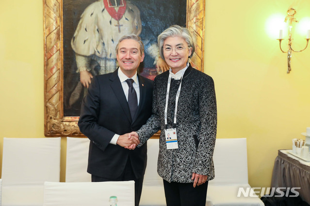 [서울=뉴시스] 뮌헨 안보회의 참석을 위해 독일을 방문 중인 강경화 외교장관은 2월14일 오전 프랑수아 필립 샴페인(Francois-Philippe Champagne) 캐나다 외교장관과 양자 회담을 가졌다. (사진/외교부 제공) photo@newsis.com