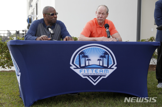 [웨스트팜비치=AP/뉴시스] 휴스턴 애스트로스의 더스티 베이커 감독과 짐 크레인 구단주가 14일(한국시간) 스프링캠프지인 미국 플로리다주 웨스트팜비치에서 '사인 훔치기' 관련 사과 기자회견을 하고 있다. 2020.02.14