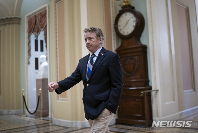 [워싱턴DC=AP/뉴시스] 도널드 트럼프 미국 대통령은 이란이 반정부 시위를 강경 진압할 경우 개입하겠다고 시사한 가운데 미국 정치권에서 군사 행동 위험성을 경고하는 목소리가 나왔다. 사진은 미국 공화당 소속 랜드 폴 상원의원이 2020년 2월13일 미 워싱턴DC 국회의사당에 있는 상원 회의실로 걸어가는 모습. 2026.01.12.