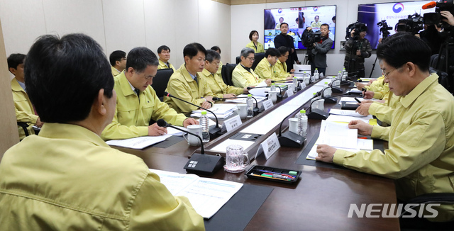 [세종=뉴시스]강종민 기자 = 정세균 국무총리가 14일 오전 정부세종청사에서 열린 신종 코로나바이러스 감염증(코로나19) 대응 중앙사고수습본부 회의에서 모두발언을 하고 있다. 2020.02.14.ppkjm@newsis.com