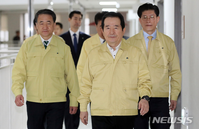 [세종=뉴시스]강종민 기자 = 정세균 국무총리가 박능후 신종 코로나바이러스 감염증(코로나19) 중앙사고수습본부장 등과 14일 오전 정부세종청사에서 열린 코로나19 대응 중수본 회의장으로 향하고 있다. 2020.02.14.ppkjm@newsis.com