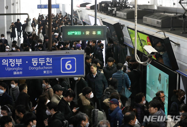 [서울=뉴시스]이윤청 기자 = 서울 용산역에서 시민들이 출근길 발걸음을 재촉하고 있다. 2020.02.14. radiohead@newsis.com