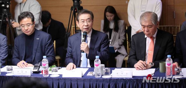 [서울=뉴시스]김선웅 기자 = 박원순 서울시장이 14일 오전 서울 중구 서미트호텔에서 열린 코로나19 극복을 위한 관광업계 간담회에서 발언을 하고 있다. 2020.02.14. mangusta@newsis.com