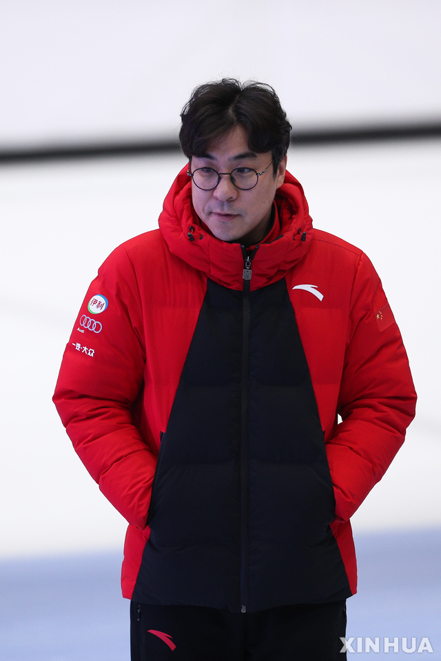 [도르드레흐트(네덜란드)=신화/뉴시스]중국 쇼트트랙 스피드스케이팅 국가대표 김선태 감독이 13일(현지시간) 네덜란드 도르드레흐트에서 열리는 2019-2020 국제빙상연맹(ISU) 쇼트트랙 월드컵을 앞두고 선수들이 훈련하는 모습을 지켜보고 있다. 2020.02.14.