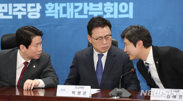 [서울=뉴시스] 김진아 기자 = 더불어민주당 이인영 원내대표, 박광온, 김해영 최고위원이 14일 오전 서울 여의도 국회 의원회관에서 열린 확대간부회의에서 대화를 하고 있다. 2020.02.14. bluesoda@newsis.com