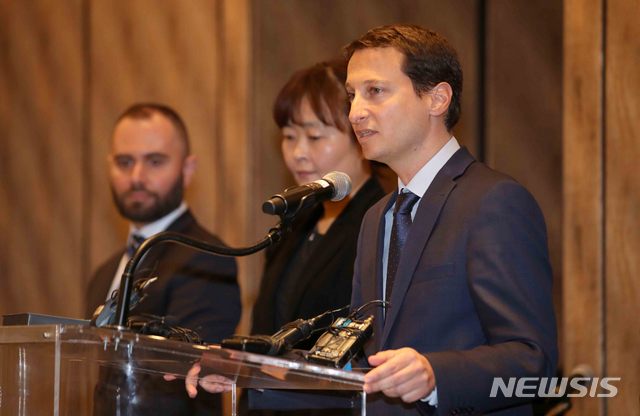 [서울=뉴시스]김선웅 기자 = 네덜란드 항공사 KLM 기욤 글래스 한국,일본,뉴칼레도니아 지역 사장, 이문정 한국지사장 등 관계자들이 14일 오전 서울 종로구 포시즌스호텔에서 승무원 전용 화장실 논란과 관련해 기자회견을 열고 사과를 하고 있다. 앞서 지난 10일 암스테르담 발 인천행 KLM KL855 항공편 내부 화장실에는 한글로만 '승무원 전용 화장실'이라는 종이 안내문이 붙어 코로나19 사태와 관련해 인종 차별 논란이 일었다. 2020.02.14. mangusta@newsis.com